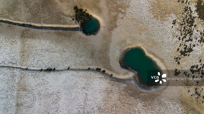 盐湖和干涸土地纹理的鸟瞰图图片素材