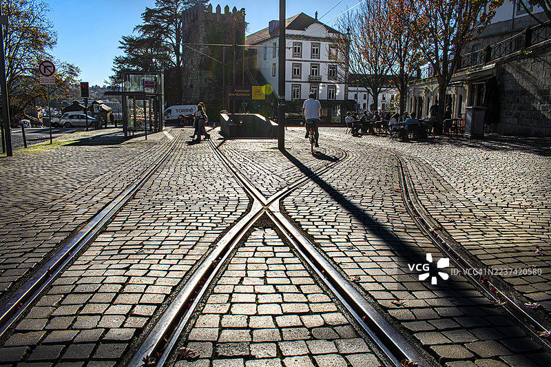 鹅卵石街道和电车轨道。吉恩达伊斯缆车。葡萄牙波尔图。图片素材