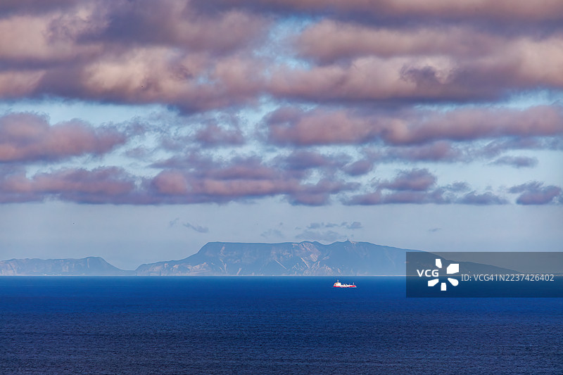 神子元岛及其灯塔,以大量锤头鲨的出现而闻名。包括新岛和小笠原岛在内的伊豆群岛在海上可见。位于伊豆半岛最南端的奥伊罗崎的夕阳公园,图片素材