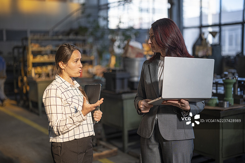 女性投资者团队在工业工作空间中的协作图片素材