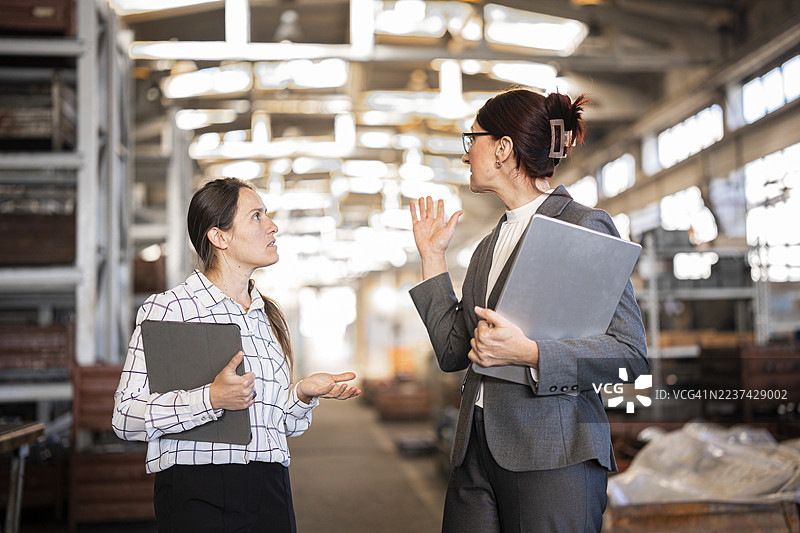 工业投资与赋能女性领导者图片素材