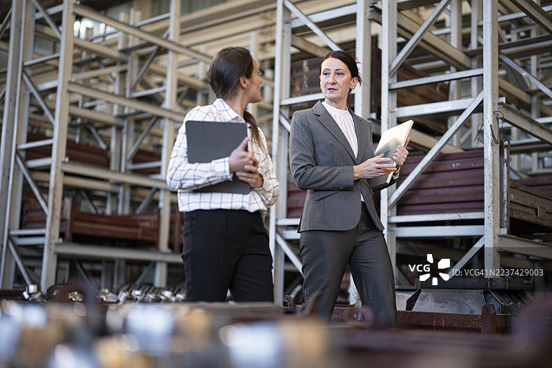 女性金融顾问与投资者进行商务会议图片素材