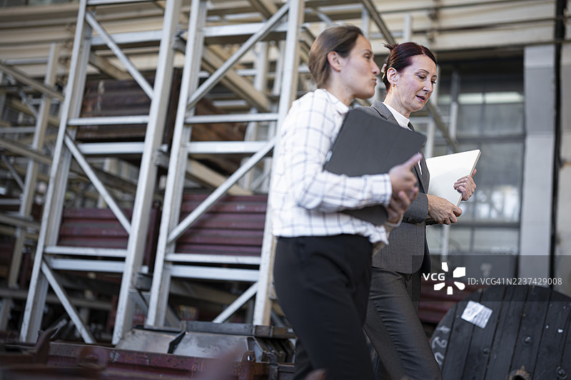 工业投资与赋能女性领导者图片素材