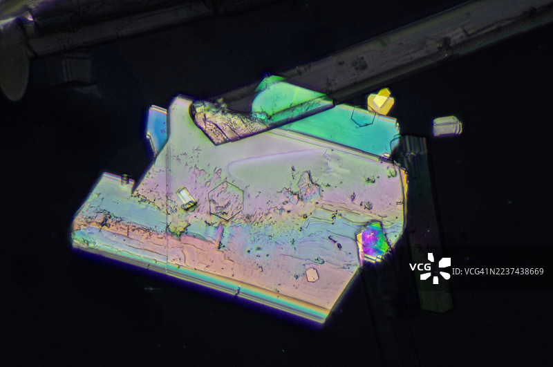 氢氧化钾（KOH）晶体中的双折射现象图片素材