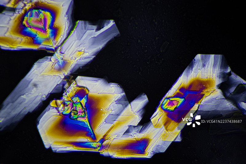 氢氧化钾（KOH）晶体中的双折射现象图片素材