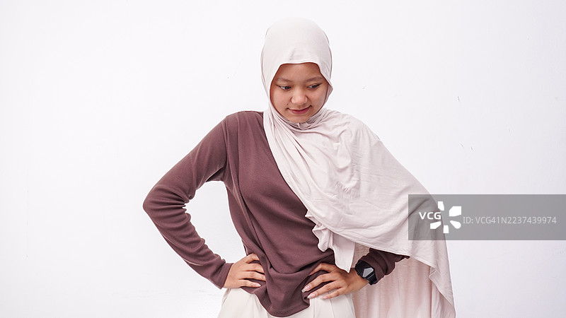 头戴头巾的女孩肚子疼得厉害图片素材