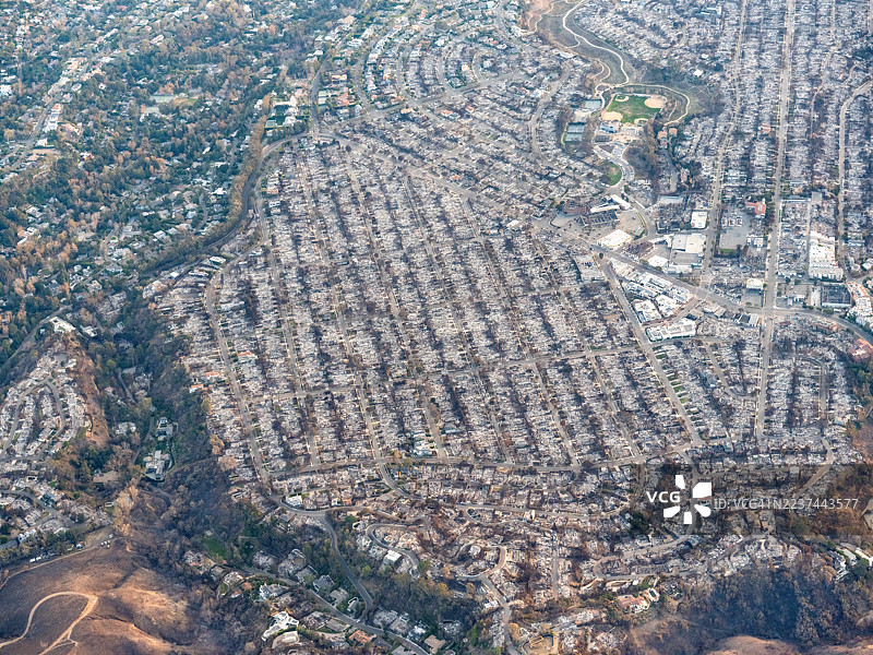 2025年洛杉矶野火后，太平洋 Palisades 社区的航拍鸟瞰图图片素材