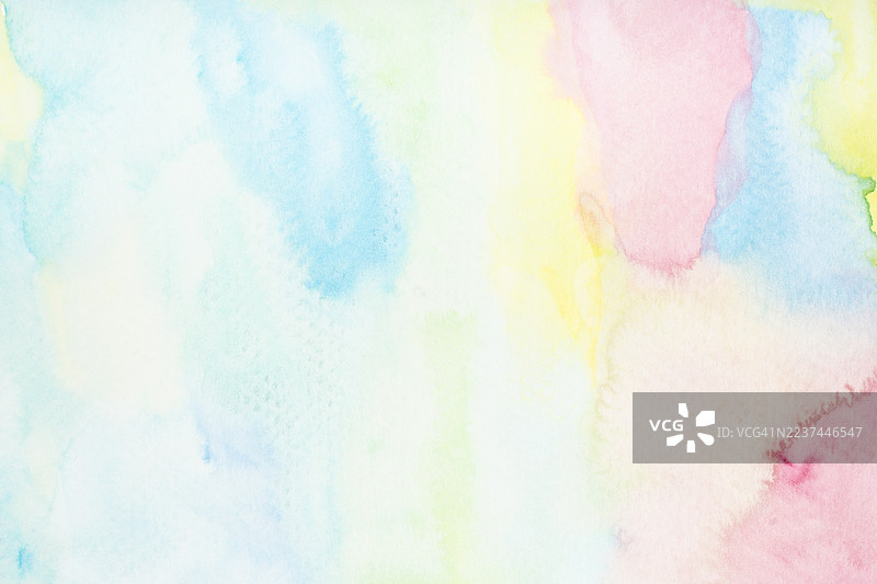 水彩污渍渲染的抽象多彩水彩渐变填充背景的宏观特写。图片素材