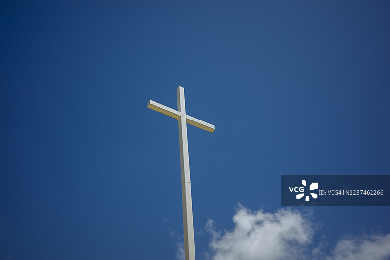 蓝天背景下的宗教十字架图片素材