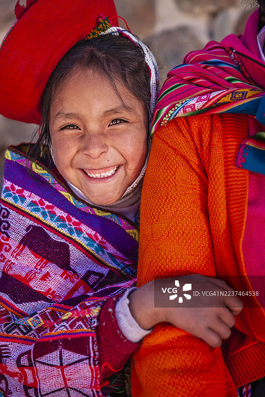 在奥扬泰坦博附近的秘鲁母女。图片素材