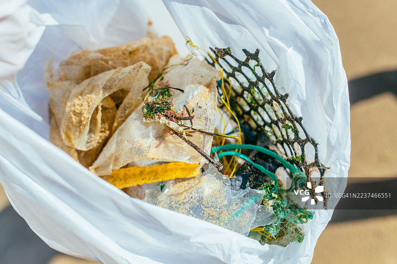 海滩上发现的塑料垃圾。图片素材