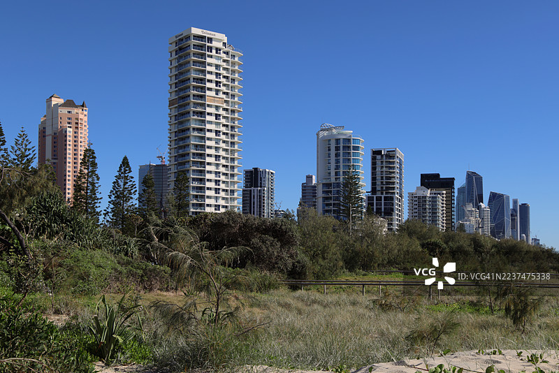澳大利亚昆士兰州黄金海岸布罗德海滩海岸线上的摩天大楼矗立在沙丘之上图片素材