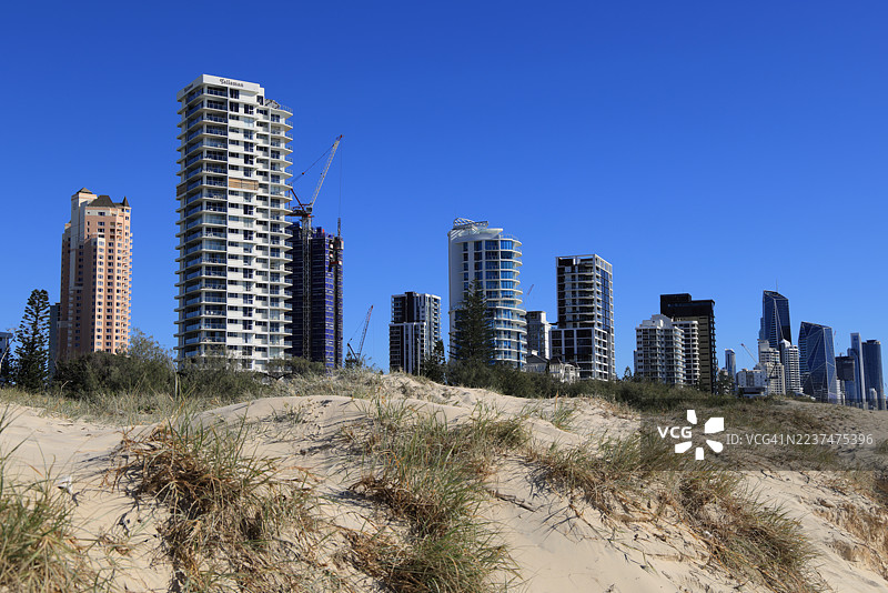 澳大利亚昆士兰州黄金海岸布罗德海滩海岸线上的摩天大楼图片素材