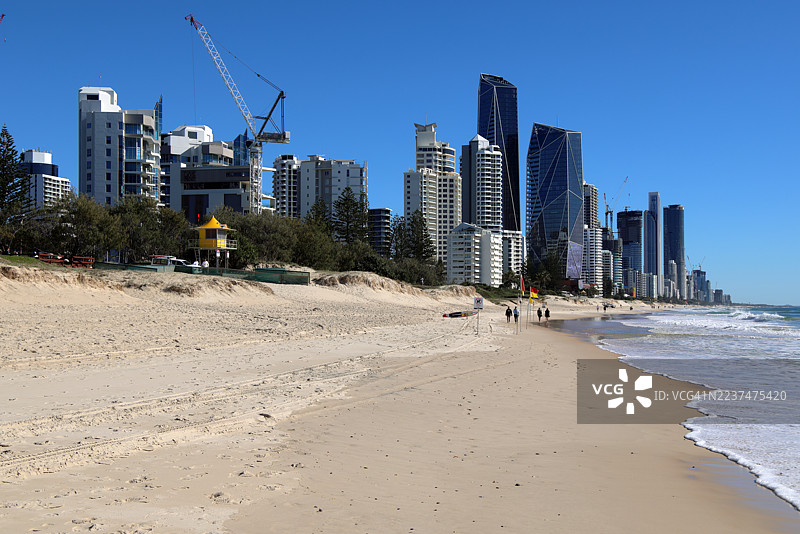 澳大利亚昆士兰州黄金海岸布罗德海滩，摩天大楼矗立在海滩之上图片素材