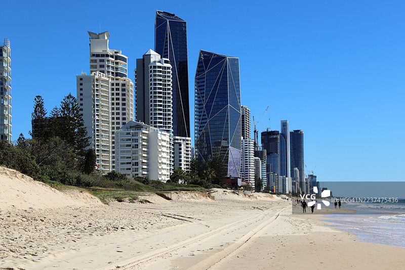 澳大利亚昆士兰州黄金海岸布罗德海滩，摩天大楼矗立在海滩之上图片素材