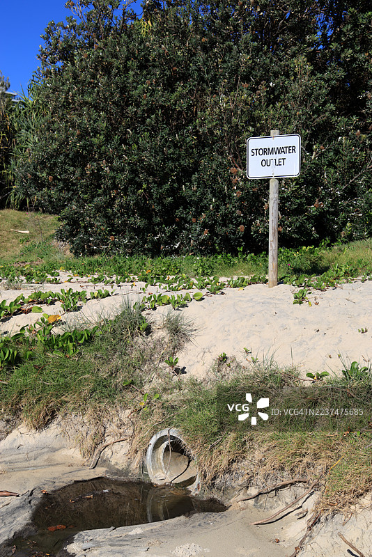澳大利亚昆士兰州布罗德海滩的雨水排水口排入海滩图片素材