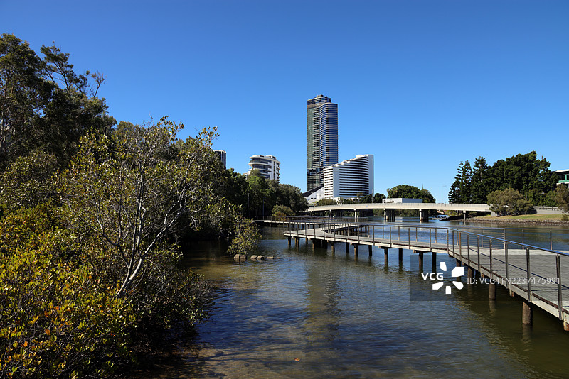 澳大利亚昆士兰州布罗德海滩小塔利巴杰拉溪的木板路图片素材