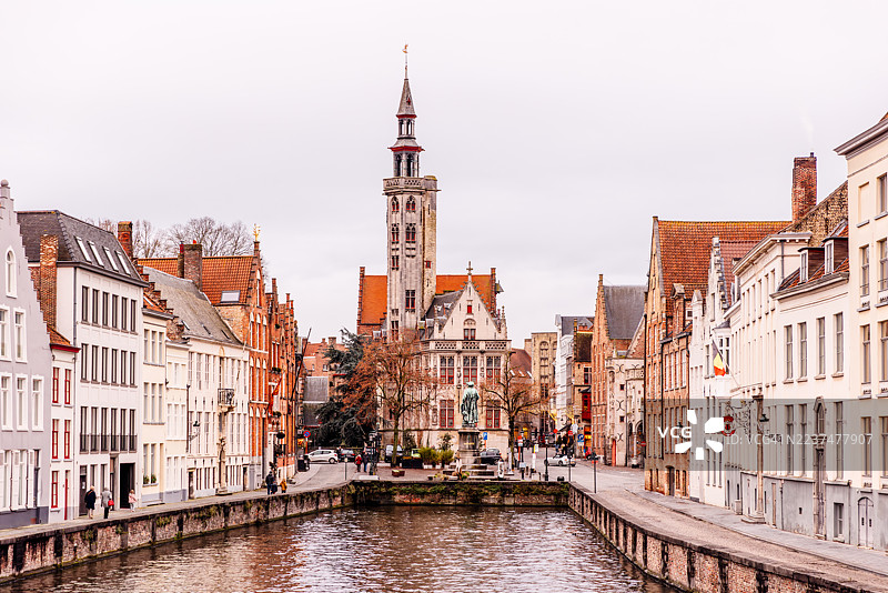 沿着斯皮赫尔雷运河眺望布鲁日的扬·范·艾克广场教堂，弗兰德地区，比利时图片素材