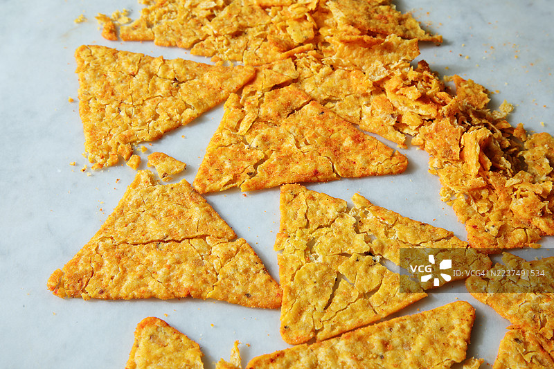 特写镜头下的一堆扁平玉米片图片素材