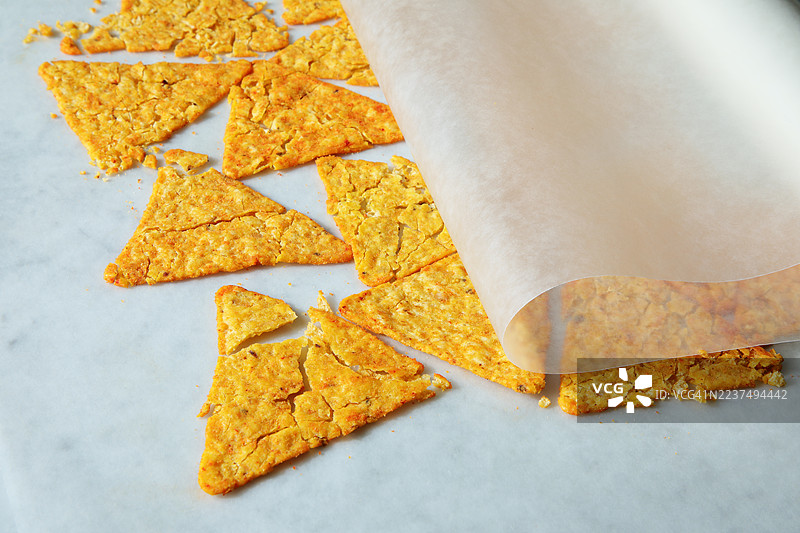 烘焙纸上的烤玉米片特写图片素材