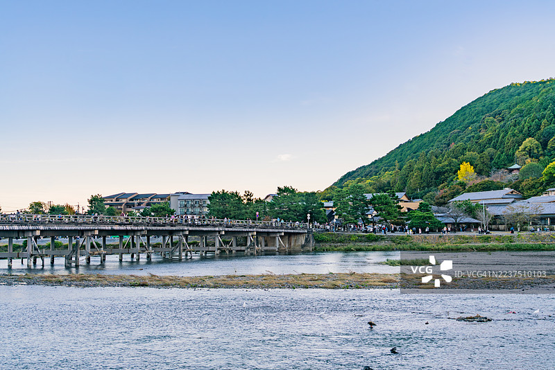 日本京都附近嵐山的渡月桥俯瞰大堰川的下午景色图片素材