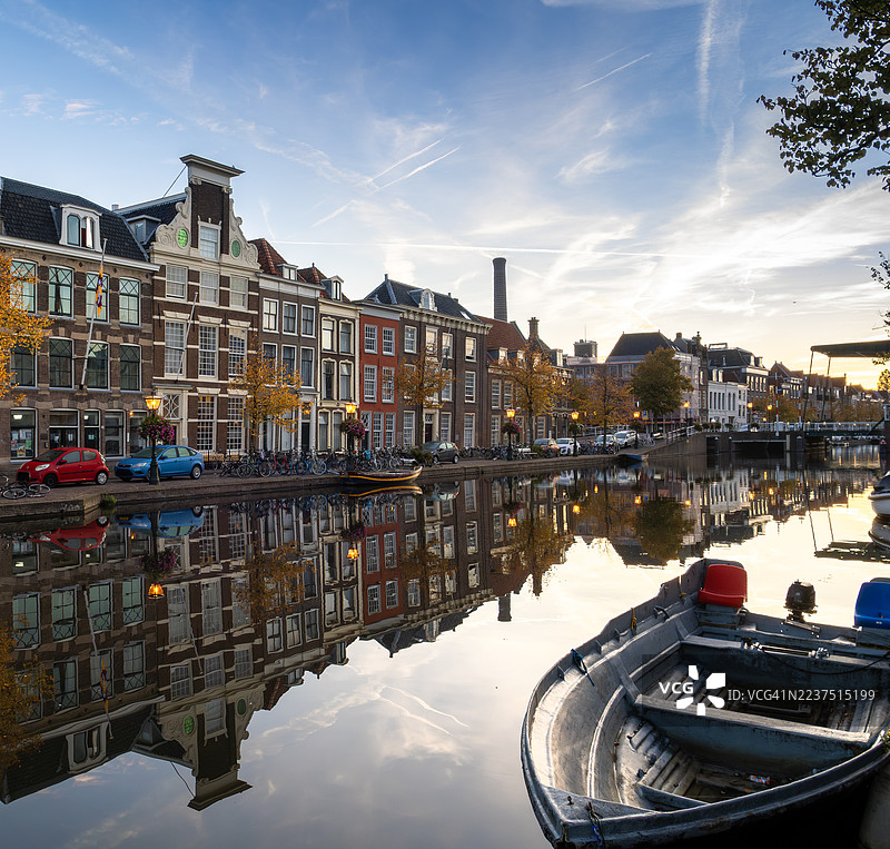 莱顿市的运河在清晨阳光下。图片素材