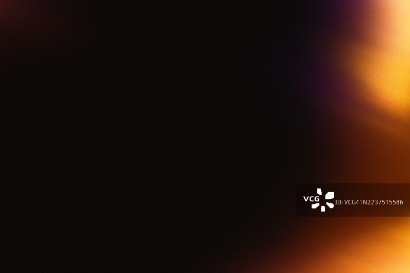 五彩斑斓的金色水晶光斑在黑色背景上闪烁图片素材