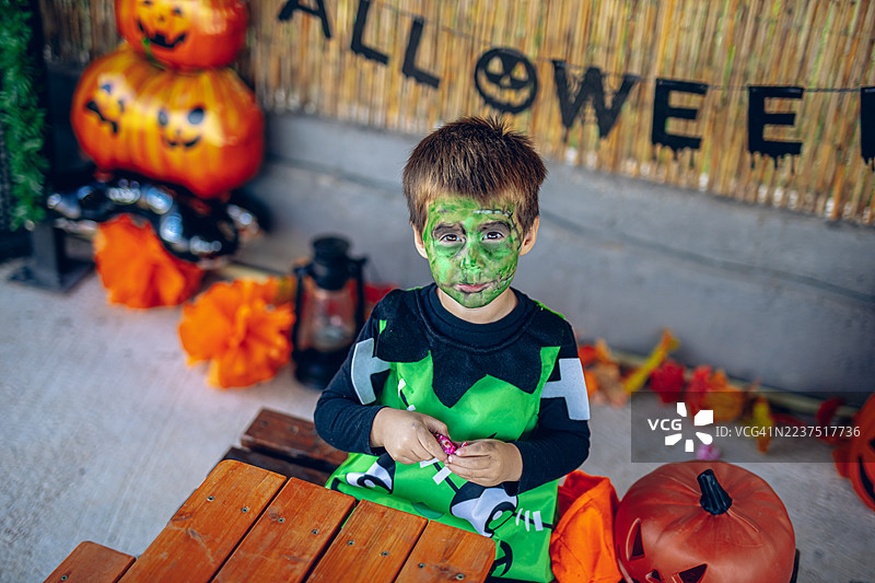 快乐的孩子在万圣节派对上享受“不给糖就捣蛋”的乐趣。图片素材