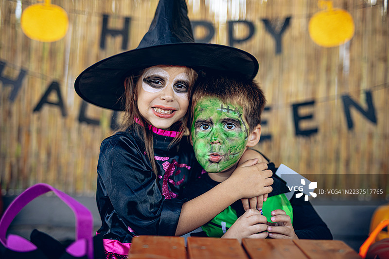 快乐的孩子们一起拥抱庆祝万圣节图片素材