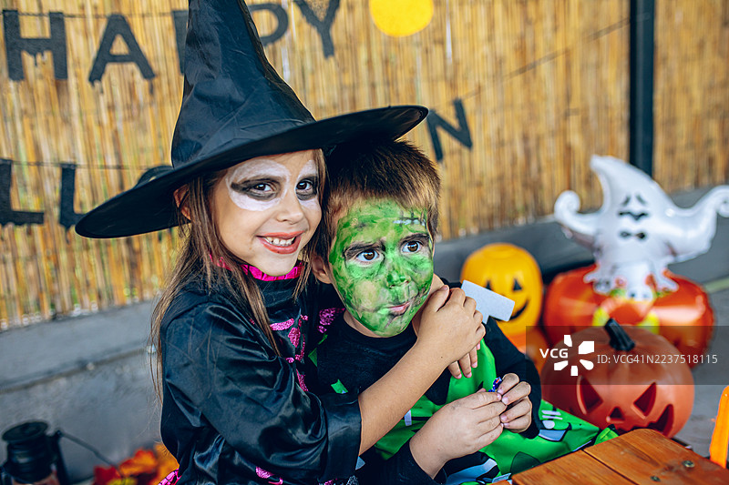 快乐的孩子们一起拥抱庆祝万圣节图片素材