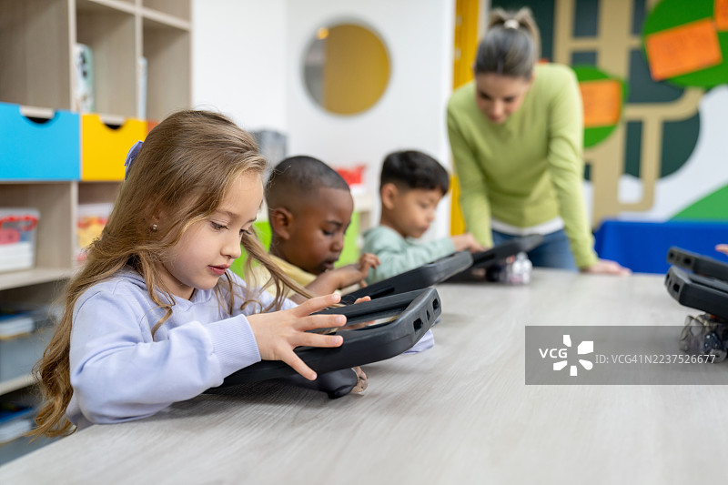 一群年轻学生在学校的编程课上使用数字平板电脑图片素材