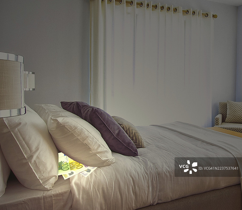 象征性图像，把钱藏在枕头下，幻想的藏匿处，冰箱，鞋柜，洗衣篮，银行，安全，储蓄保险箱费用，负利率，火灾风险，盗窃，洪水，安全购买，保险损失图片素材