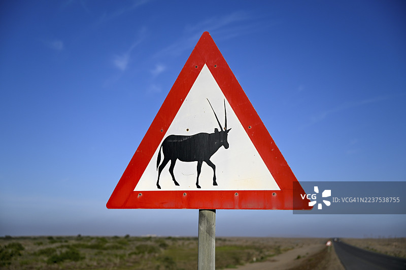 警告标志：注意剑羚（Oryx gazella），位于纳米比亚卡拉斯区奥兰治蒙德附近的Oranjemund，钻石禁区图片素材