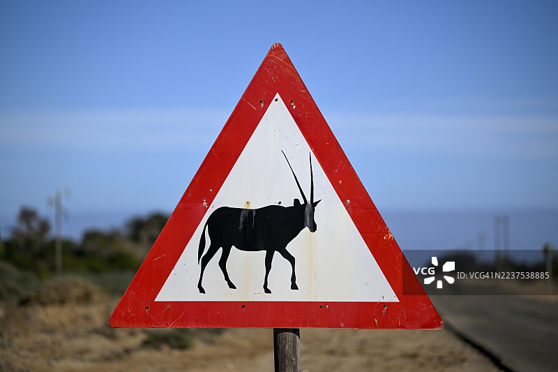 路边警示牌：注意剑羚（Oryx gazella），位于纳米比亚卡拉斯地区奥兰治蒙德附近的钻石禁区。图片素材