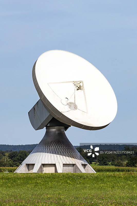 一个大型抛物面天线图片素材