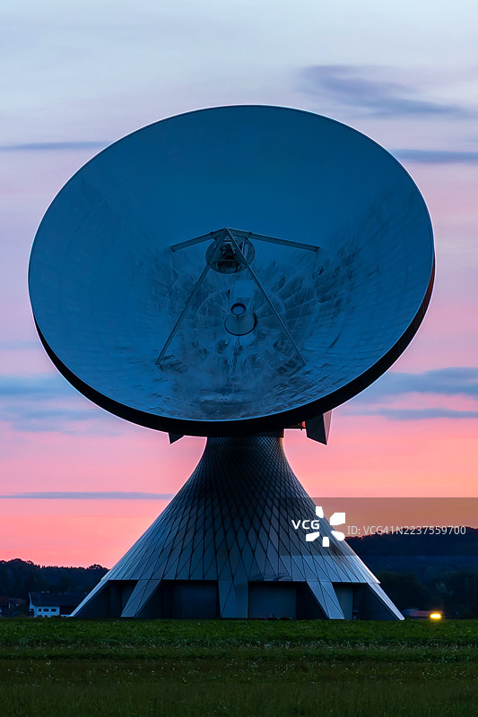 日落时分的一座大型抛物面天线图片素材