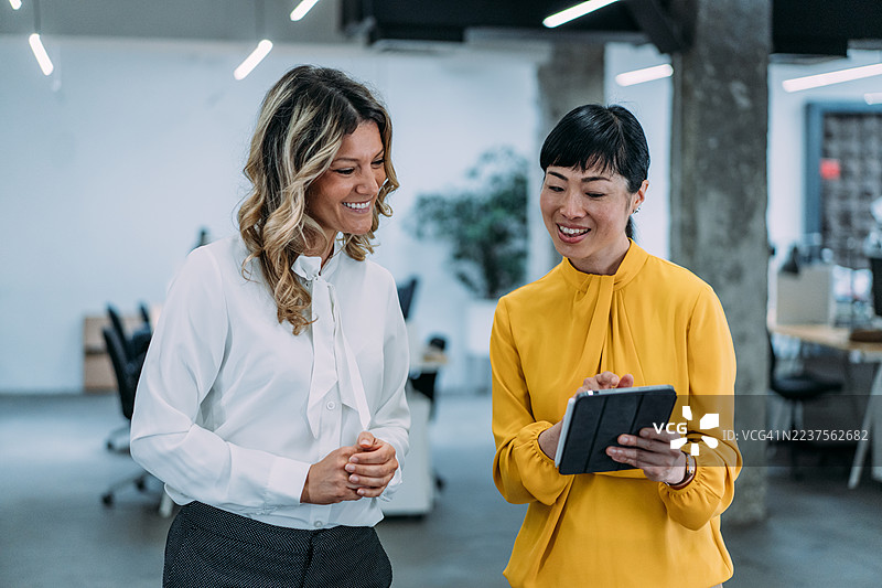 办公室里的商务人士。图片素材