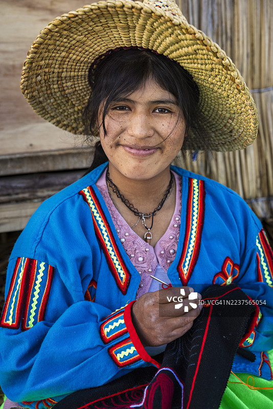 居住在秘鲁蒂蒂卡卡湖乌罗斯浮岛上的秘鲁年轻女性肖像图片素材