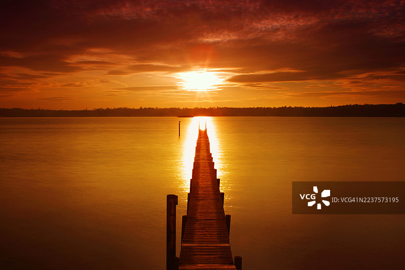 日落时分的长码头图片素材