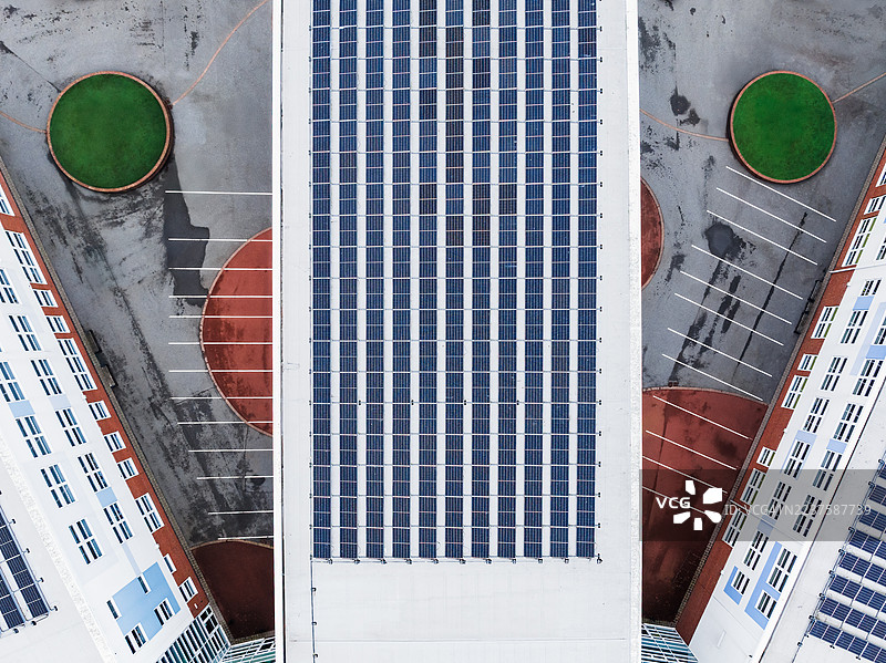 俯视拍摄的学校屋顶上的太阳能电池板，位于英国泰恩河畔纽卡斯尔图片素材