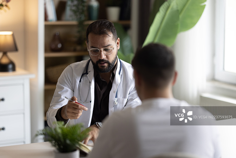 医生听病人说话图片素材