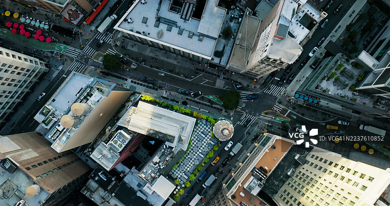 晴天曼哈顿中城街道的无人机鸟瞰图图片素材