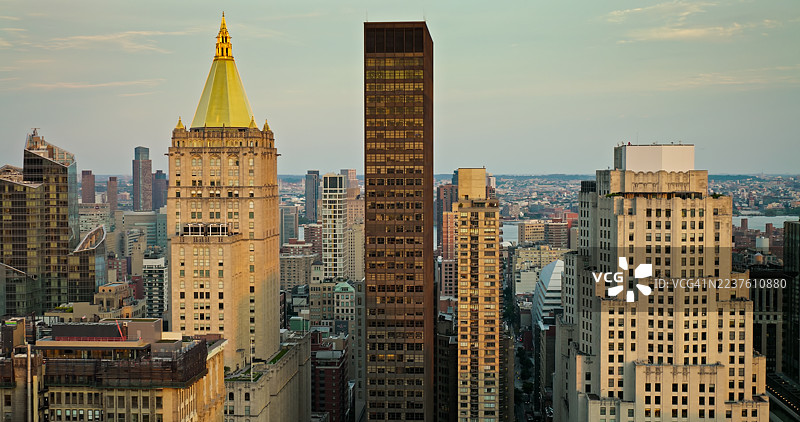 纽约曼哈顿中城日落时高楼的航拍视角图片素材