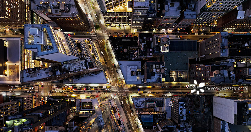 日落时分纽约市第28街与百老汇街的无人机俯瞰视角图片素材