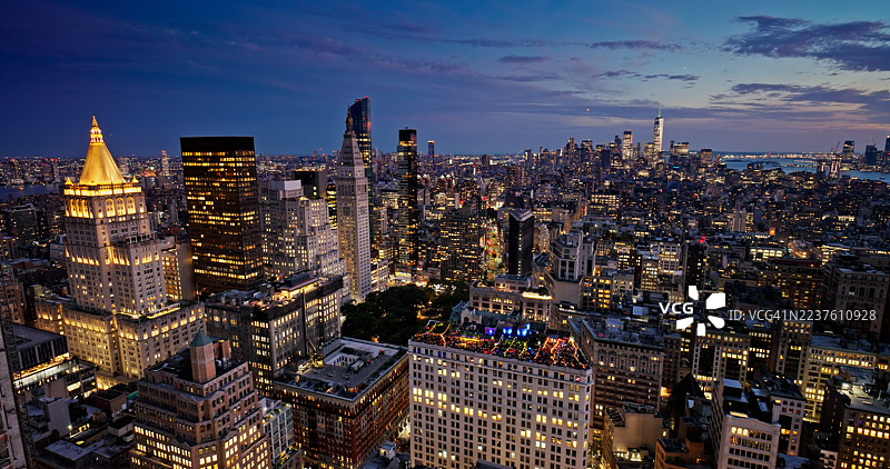 黄昏时空中城中区远眺金融区全景图片素材