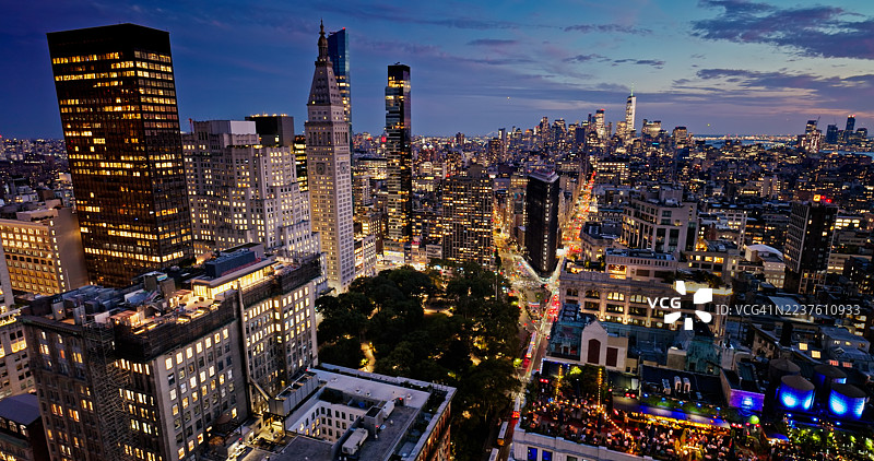 黄昏时从中城曼哈顿高处俯瞰的城市景观，远景为金融区图片素材