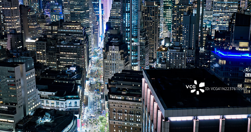 晴朗夜晚，灯火辉煌的中城曼哈顿街道 - 航拍图片素材