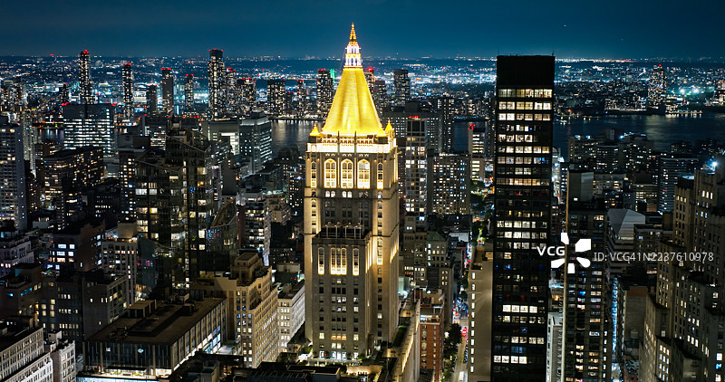 夜幕下曼哈顿中城的塔楼鸟瞰图图片素材