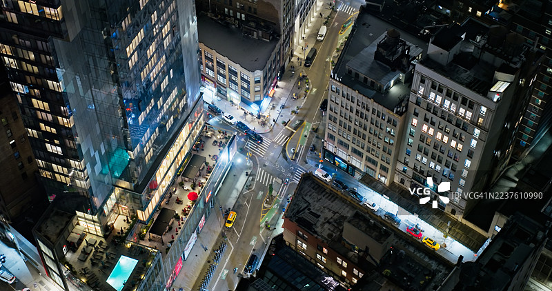 夜间纽约市28街与百老汇街的无人机俯瞰图图片素材