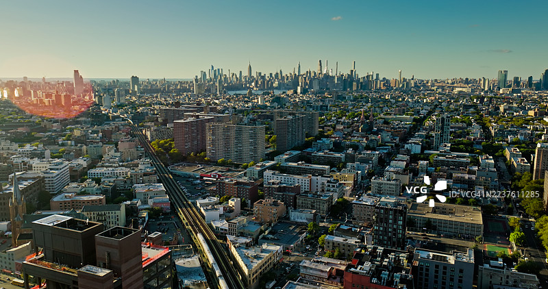 从布鲁克林看到的曼哈顿下城无人机视角，纽约，地铁从下方经过图片素材